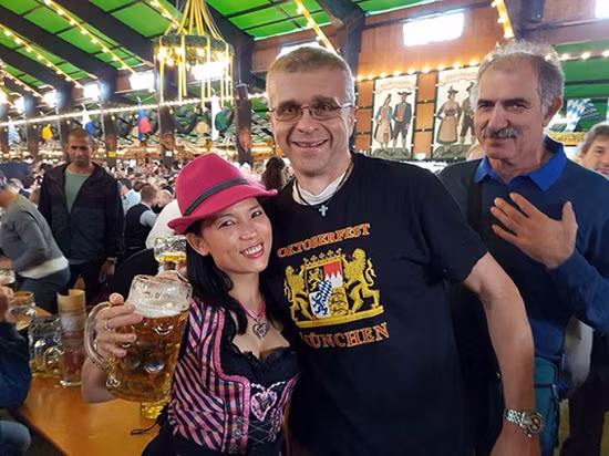 Cô gái Việt Nam phục vụ “bạn bia từ 4 phương” tại hội bia Munich.