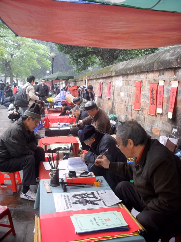 Theo thông lệ, dịp áp Tết hàng năm, các "ông đồ" lại tập trung về Văn Miếu để viết thư pháp