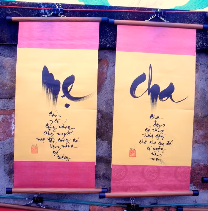 Đôi câu đối theo phong cách thư pháp Việt.