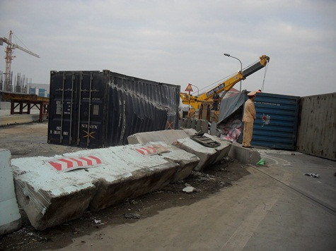 Dải phân cách bị lật ngửa vì va chạm mạnh. Ảnh: Ngọc Khánh