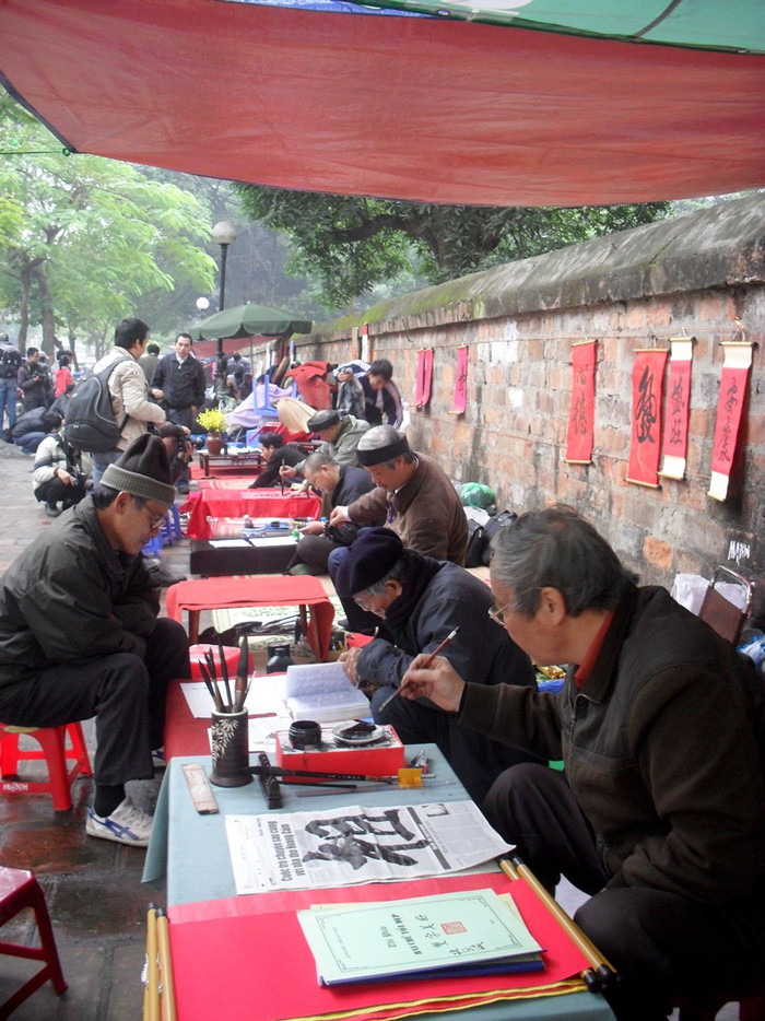 Theo thông lệ, dịp áp Tết hàng năm, các "ông đồ" lại tập trung về Văn Miếu để viết thư pháp Theo thông lệ, dịp áp Tết hàng năm, các "ông đồ" lại tập trung về Văn Miếu để viết thư pháp