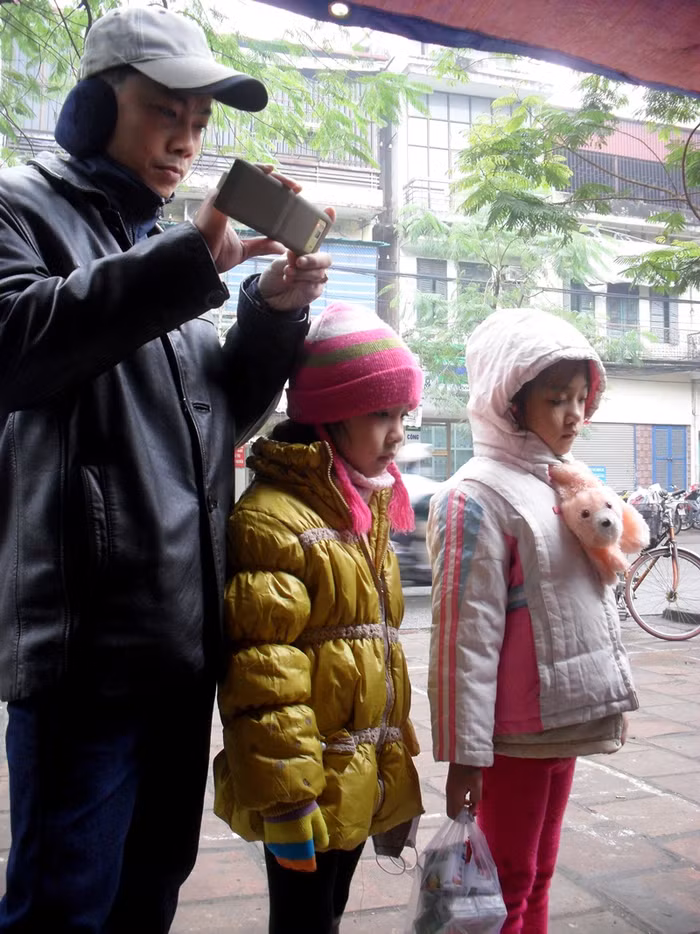 Đưa con đi chơi, người đàn ông này cũng ghé phố ông đồ ghi lại vài hình ảnh.