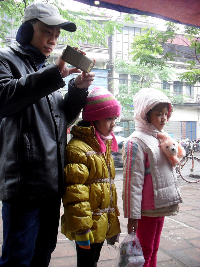 Đưa con đi chơi, người đàn ông này cũng ghé phố ông đồ ghi lại vài hình ảnh. Đưa con đi chơi, người đàn ông này cũng ghé phố ông đồ ghi lại vài hình ảnh.