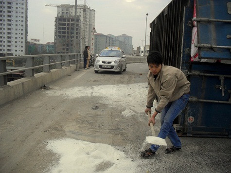 Mặt đường được giải phóng để cho các phương tiện tắc phía sau lưu thông. Ảnh: Ngọc Khánh