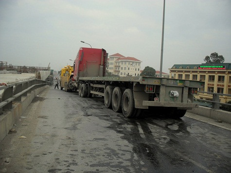 Chiếc xe đã được cẩu về bãi kho của công an huyện Thanh Trì. Ảnh: Ngọc Khánh