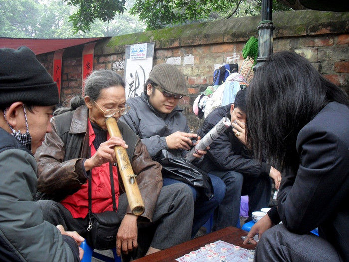 Gần đó, một góc quán nước với bàn cờ tướng và điếu cày - một hình ảnh quen thuộc ở Hà Nội. Gần đó, một góc quán nước với bàn cờ tướng và điếu cày - một hình ảnh quen thuộc ở Hà Nội.