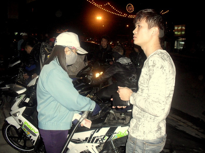Đô đầy bình xăng để vi vu năm mới là tâm lý chung của rất nhiều khách hàng khiến dịch vụ này đến gần 22h đêm giao thừa vẫn động nghịt khách mặc dù các chủ cây xăng cho biết sẽ mở cửa hàng trong những ngày Tết để phục vụ nhu cầu người dân. Đô đầy bình xăng để vi vu năm mới là tâm lý chung của rất nhiều khách hàng khiến dịch vụ này đến gần 22h đêm giao thừa vẫn động nghịt khách mặc dù các chủ cây xăng cho biết sẽ mở cửa hàng trong những ngày Tết để phục vụ nhu cầu người dân.