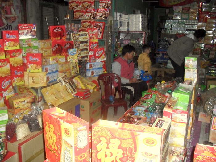 Các cửa hàng bán bánh kẹo, mứt Tết ở Hải Phòng sẽ mở cửa qua Giao thừa để phục vụ khách hàng du xuân, hái lộc Theo nhiều chủ hàng cho biết, sức mua năm nay của người dân giảm. Lượng tiêu thụ ít do kinh tế khó khăn, người lao động nghỉ muộn. Các cửa hàng bán bánh kẹo, mứt Tết ở Hải Phòng sẽ mở cửa qua Giao thừa để phục vụ khách hàng du xuân, hái lộc Theo nhiều chủ hàng cho biết, sức mua năm nay của người dân giảm. Lượng tiêu thụ ít do kinh tế khó khăn, người lao động nghỉ muộn.