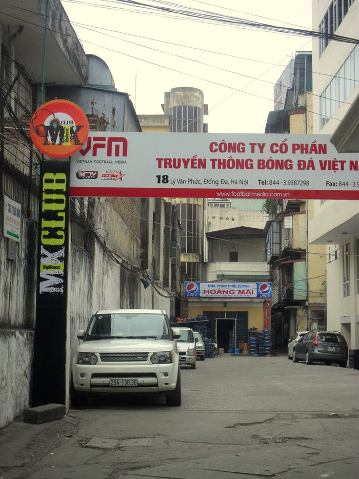 Sự khang trang bên ngoài đối lập hoàn toàn với những gì đang diễn ra bên trong trụ sở VFF cao 7 tầng.