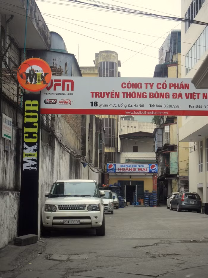 Sự khang trang bên ngoài đối lập hoàn toàn với những gì đang diễn ra bên trong trụ sở VFF cao 7 tầng.