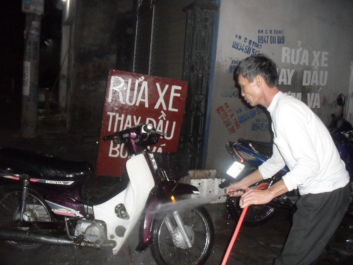 Hơn 22h, các tiệm rửa xe vẫn nhận khách. Do thời tiết mưa phùn và rét đậm trong ngày cuối năm nên nhu cầu rửa xe tăng cao, giá cả vì vậy cũng đội giá so với ngày thường,: Từ 15.000 đồng tăng lên 25.000 đồng/xe máy Hơn 22h, các tiệm rửa xe vẫn nhận khách. Do thời tiết mưa phùn và rét đậm trong ngày cuối năm nên nhu cầu rửa xe tăng cao, giá cả vì vậy cũng đội giá so với ngày thường,: Từ 15.000 đồng tăng lên 25.000 đồng/xe máy