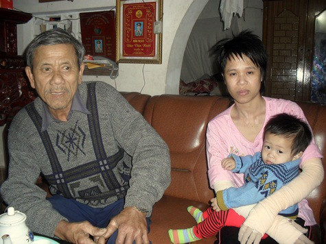 Mặc dù thương bố mẹ đẻ đã già yếu nhưng đó là điểm tựa cho chị Liễu trong hành trình chiến thắng bệnh tật. Ảnh: Ngọc Khánh