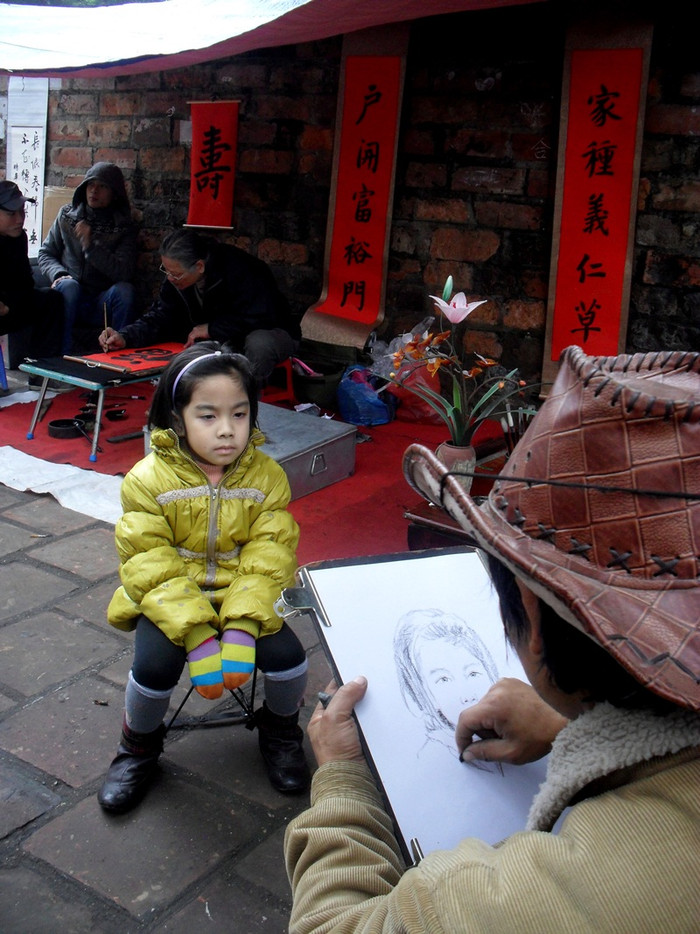 Bên cạnh dịch vụ viết chữ thư pháp còn có vẽ truyền thần. Bên cạnh dịch vụ viết chữ thư pháp còn có vẽ truyền thần.