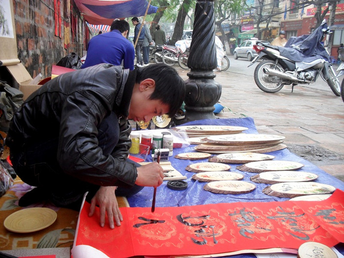 Thư pháp ngày nay có thể viết bằng chữ Nho hoặc chữ Việt cách điệu, trên nhiều chất liệu khác nhau đáp ứng thị hiếu của nhiều người. Thư pháp ngày nay có thể viết bằng chữ Nho hoặc chữ Việt cách điệu, trên nhiều chất liệu khác nhau đáp ứng thị hiếu của nhiều người.