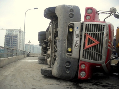 Chiếc xe nằm án ngữ lối đi. Ảnh: Ngọc Khánh