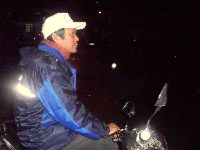 Mặc sự ồn ào, nhộn nhịp của mọi người đổ về khu trung tâm, những người lái xe ôm vẫn lặng lẽ ngồi đợi khách ở vỉa hè. Người lái xe ôm này hi vọng sẽ chở được nhiều khách sau khi Lễ bắn pháo hoa giao thừa kết thúc. Mặc sự ồn ào, nhộn nhịp của mọi người đổ về khu trung tâm, những người lái xe ôm vẫn lặng lẽ ngồi đợi khách ở vỉa hè. Người lái xe ôm này hi vọng sẽ chở được nhiều khách sau khi Lễ bắn pháo hoa giao thừa kết thúc.