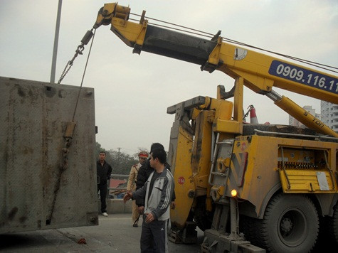 Đội cứu hộ 116 khắc phục sự cố. Ảnh: Ngọc Khánh