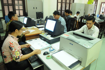 Dự thảo Nghị định nói rõ, không được sử dụng tiền ngân sách nhà nước hoặc tiền có nguồn gốc từ ngân sách nhà nước để nộp phạt và khắc phục hậu quả do hành vi vi phạm của mình gây ra. Ảnh minh họa, nguồn internet. Dự thảo Nghị định nói rõ, không được sử dụng tiền ngân sách nhà nước hoặc tiền có nguồn gốc từ ngân sách nhà nước để nộp phạt và khắc phục hậu quả do hành vi vi phạm của mình gây ra. Ảnh minh họa, nguồn internet.