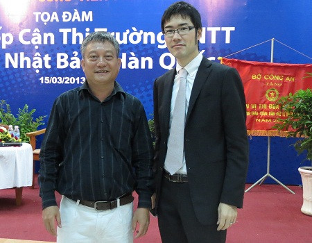 Th.S Trần Thanh Hải (trái) và ông Kazuhiko Osato. Th.S Trần Thanh Hải (trái) và ông Kazuhiko Osato.
