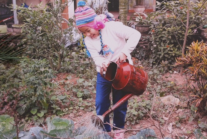 Bức ảnh có chủ đề "Em tưới cây" của bạn Nguyễn Trâm Anh, học sinh lớp 3A1 Trường Tiểu học Đoàn Thị Điểm được trao giải nhất.