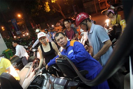 Từ 20h tối nay, giá xăng tăng 1.430 đồng/lít. Ảnh minh họa. Từ 20h tối nay, giá xăng tăng 1.430 đồng/lít. Ảnh minh họa.