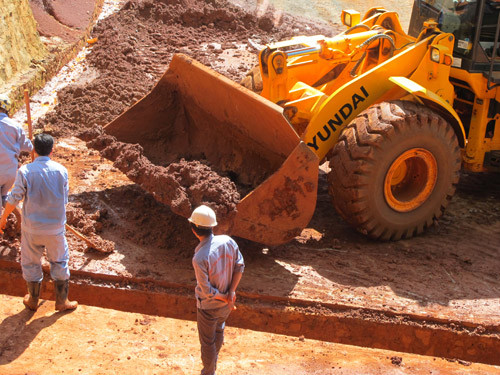 Khai thác quặng tại dự án alumin Tân Rai (Lâm Đồng). Ảnh: PHẠM QUANG TÚ Khai thác quặng tại dự án alumin Tân Rai (Lâm Đồng). Ảnh: PHẠM QUANG TÚ