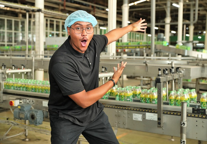 Các sinh viên đã có những giây phút hào hứng bên những chai Trà xanh Không độ vừa qua công đoạn tròng nhãn chai.