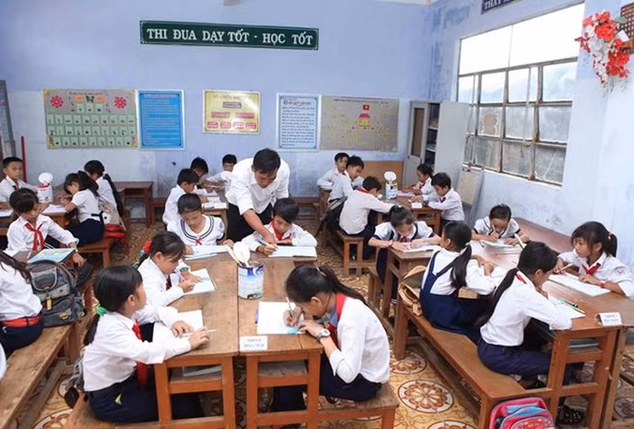 Lương giáo viên hiện nay còn thấp (Ảnh minh họa: TTXVN).