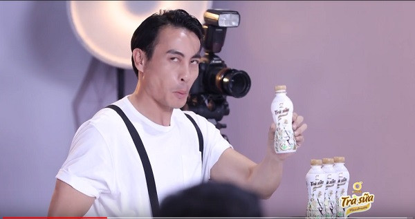 Biểu cảm của Trương Thanh Long khi bị Thanh Hằng yêu cầu làm lại phần diễn xuất với sản phẩm. Biểu cảm của Trương Thanh Long khi bị Thanh Hằng yêu cầu làm lại phần diễn xuất với sản phẩm.