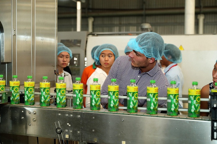 Đoàn sinh viên quốc tế của chương trình Học kỳ trên biển - Semester at Sea năm 2019 bất ngờ khi được tận mắt chứng kiến dây chuyền sản xuất Aseptic hiện đại của Tập đoàn Tân Hiệp Phát.