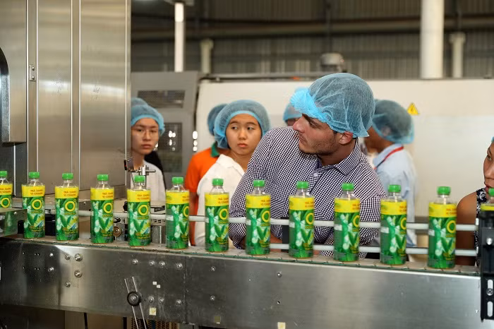 Đoàn sinh viên quốc tế của chương trình Học kỳ trên biển - Semester at Sea năm 2019 bất ngờ khi được tận mắt chứng kiến dây chuyền sản xuất Aseptic hiện đại của Tập đoàn Tân Hiệp Phát.