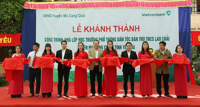 Nghi thức cắt băng khánh thành trường Phổ thông dân tộc bán trú trung học cơ sở Lao Chải. Nghi thức cắt băng khánh thành trường Phổ thông dân tộc bán trú trung học cơ sở Lao Chải.
