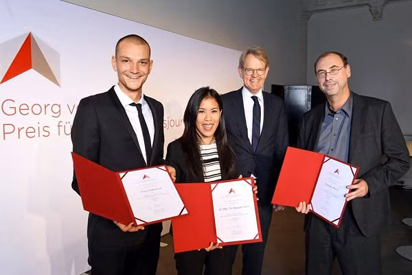 Kim Mai nhận giải “Georg von Holtzbrinck” (Ảnh: tác giả cung cấp).