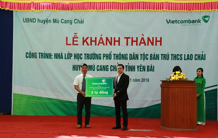Ông Văn Tiến Thành (bên phải) - Phó giám đốc phụ trách điều hành Vietcombank Phú Thọ trao tặng biểu trưng số tiền 3 tỷ đồng do Vietcombank tài trợ. Ông Văn Tiến Thành (bên phải) - Phó giám đốc phụ trách điều hành Vietcombank Phú Thọ trao tặng biểu trưng số tiền 3 tỷ đồng do Vietcombank tài trợ.