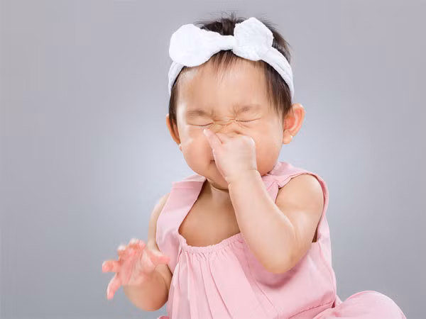 Làm gì khi trẻ sơ sinh bị trớ? ảnh 2