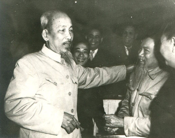 Bác Hồ thân mật trò chuyện với họa sĩ lão thành Nguyễn Phan Chánh. (Ảnh tư liệu) Bác Hồ thân mật trò chuyện với họa sĩ lão thành Nguyễn Phan Chánh. (Ảnh tư liệu)