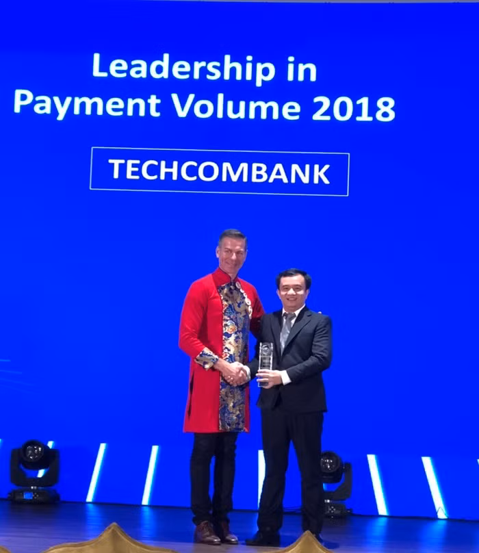 Techcombank nhận giải thưởng từ Giám đốc Châu Á - Thái Bình Dương của Visa.