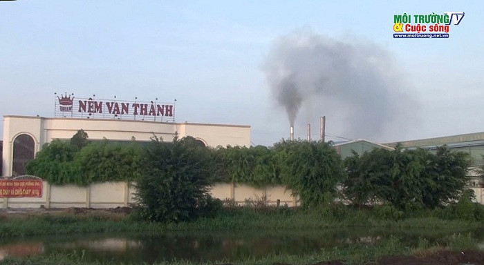Công ty nệm Vạn Thành hoạt động xả khí thải gây ô nhiễm môi trường trong thời gian dài nhưng không bị xử lý, khiến người dân bức xúc. Công ty nệm Vạn Thành hoạt động xả khí thải gây ô nhiễm môi trường trong thời gian dài nhưng không bị xử lý, khiến người dân bức xúc.