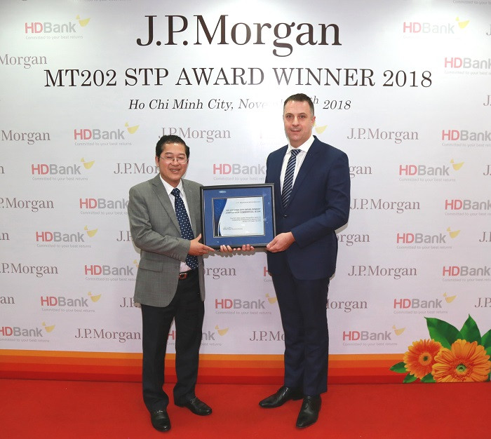 Ông Jason Clinton – Giám đốc Vùng Đông Nam Á và Australia, Ngân hàng J.P Morgan trao giải thưởng cho đại diện lãnh đạo HDBank, ông Phạm Quốc Thanh – Phó tổng giám đốc. Ông Jason Clinton – Giám đốc Vùng Đông Nam Á và Australia, Ngân hàng J.P Morgan trao giải thưởng cho đại diện lãnh đạo HDBank, ông Phạm Quốc Thanh – Phó tổng giám đốc.