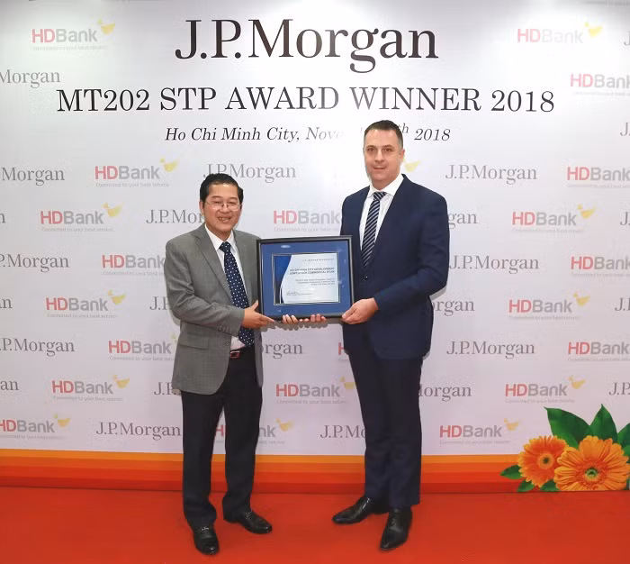 Ông Jason Clinton – Giám đốc Vùng Đông Nam Á và Australia, Ngân hàng J.P Morgan trao giải thưởng cho đại diện lãnh đạo HDBank, ông Phạm Quốc Thanh – Phó tổng giám đốc.