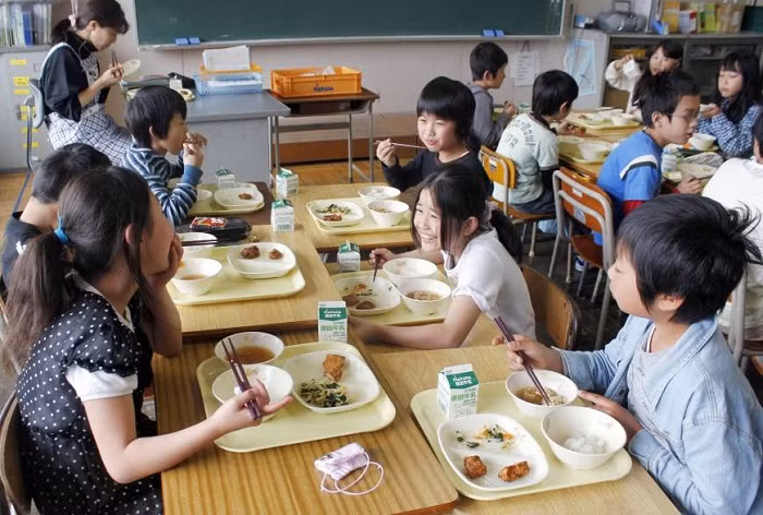 Hình ảnh học sinh dùng bữa tại trường học Nhật Bản (nguồn: internet).