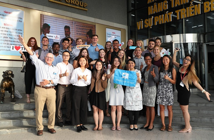 Giáo sư John Kador (hàng đầu, đầu tiên bên trái), Giáo sư Gail Ayala Taylor (hàng đầu, thứ ba từ phải qua) và đoàn sinh viên Semester At Sea bày tõ ấn tượng trước những chia sẻ và cảm nhận thực tế sau chuyến tham quan Tân Hiệp Phát.