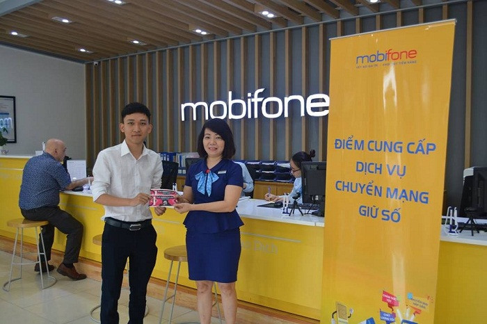 Đại diện cửa hàng MobiFone Nguyễn Chí Thanh trao cặp vé AFF cho khách hàng may mắn. Đại diện cửa hàng MobiFone Nguyễn Chí Thanh trao cặp vé AFF cho khách hàng may mắn.