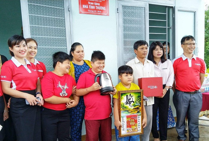 Nhiều vật dụng, nhu yếu phẩm cũng được gửi tặng cho gia đình anh Thọ để sử dụng trong ngôi nhà mới. Nhiều vật dụng, nhu yếu phẩm cũng được gửi tặng cho gia đình anh Thọ để sử dụng trong ngôi nhà mới.