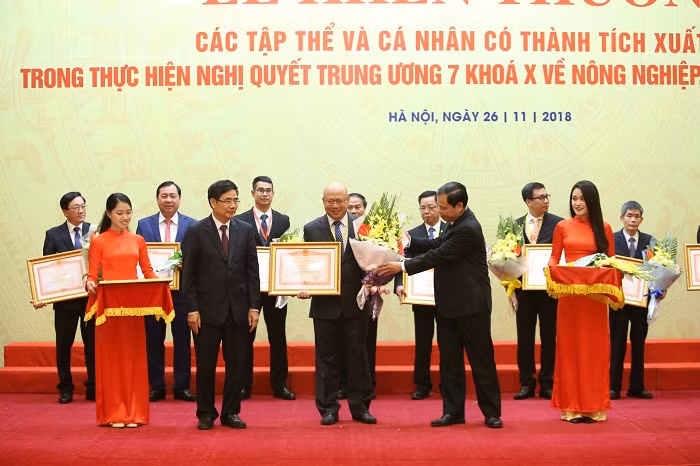 Ông Trịnh Quốc Dũng – Giám đốc Điều hành Vinamilk nhận bằng khen và hoa từ ông Cao Đức Phát – Phó Trưởng ban thường trực Ban Kinh tế Trung Ương và ông Nguyễn Xuân Cường – Bộ trưởng Bộ Nông nghiệp và Phát triển nông thôn.
