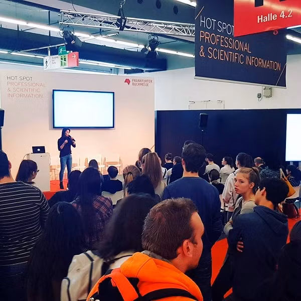 Kim Mai thuyết trình “Biến đổi khí hậu” - đạt giải Kölner Bullshitslams (Ảnh: tác giả cung cấp).