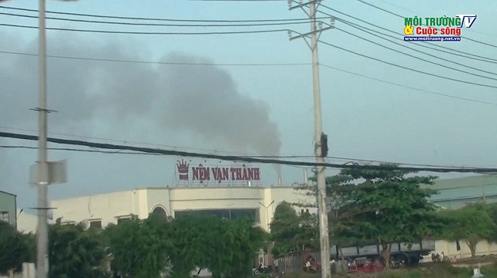 Những cột khói thải khổng lồ phát ra từ Nhà máy nệm Vạn Thành nhìn từ trên cầu An Hạ. Những cột khói thải khổng lồ phát ra từ Nhà máy nệm Vạn Thành nhìn từ trên cầu An Hạ.