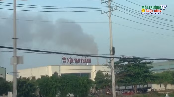 Những cột khói thải khổng lồ phát ra từ Nhà máy nệm Vạn Thành nhìn từ trên cầu An Hạ. Những cột khói thải khổng lồ phát ra từ Nhà máy nệm Vạn Thành nhìn từ trên cầu An Hạ.