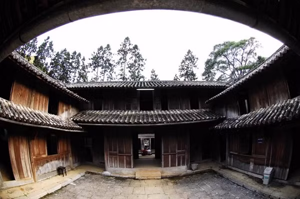 Khu "giếng trời" trong dinh thự họ Vương. Ảnh: thethaovanhoa.vn