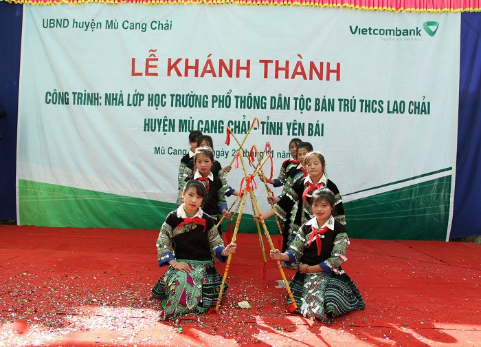 Một tiết mục văn nghệ chào mừng của các em học sinh trường Phổ thông dân tộc bán trú trung học cơ sở Lao Chải tại Lễ khánh thành. Một tiết mục văn nghệ chào mừng của các em học sinh trường Phổ thông dân tộc bán trú trung học cơ sở Lao Chải tại Lễ khánh thành.